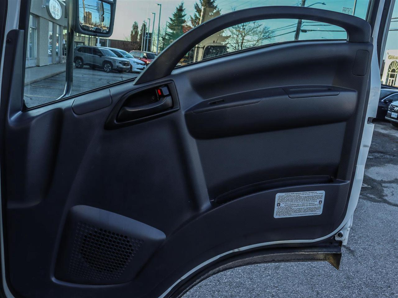 2023 Isuzu NRR 20' box Photo