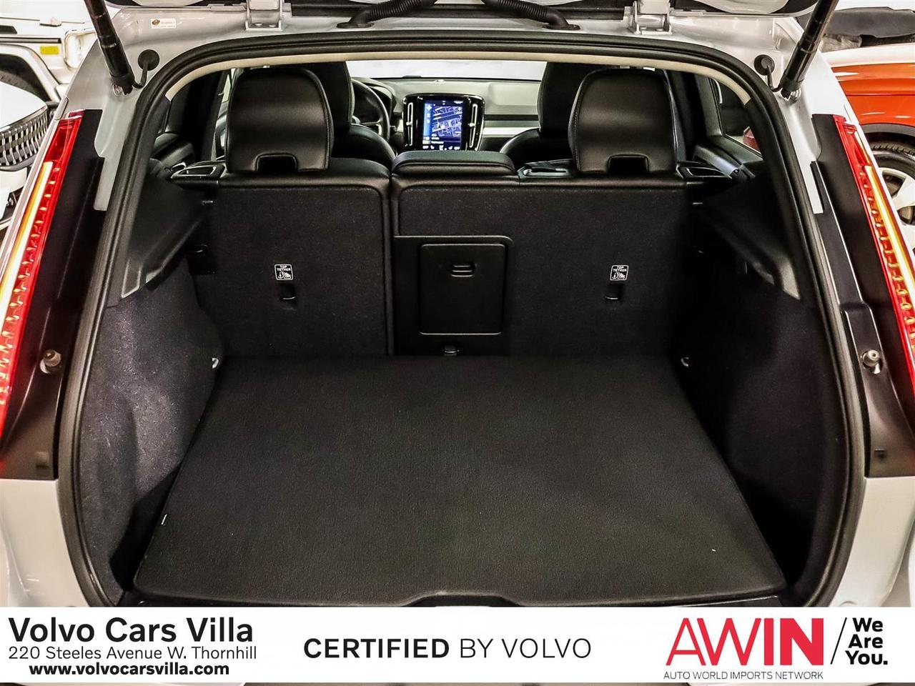 2022 Volvo XC40 T5 AWD Momentum Photo