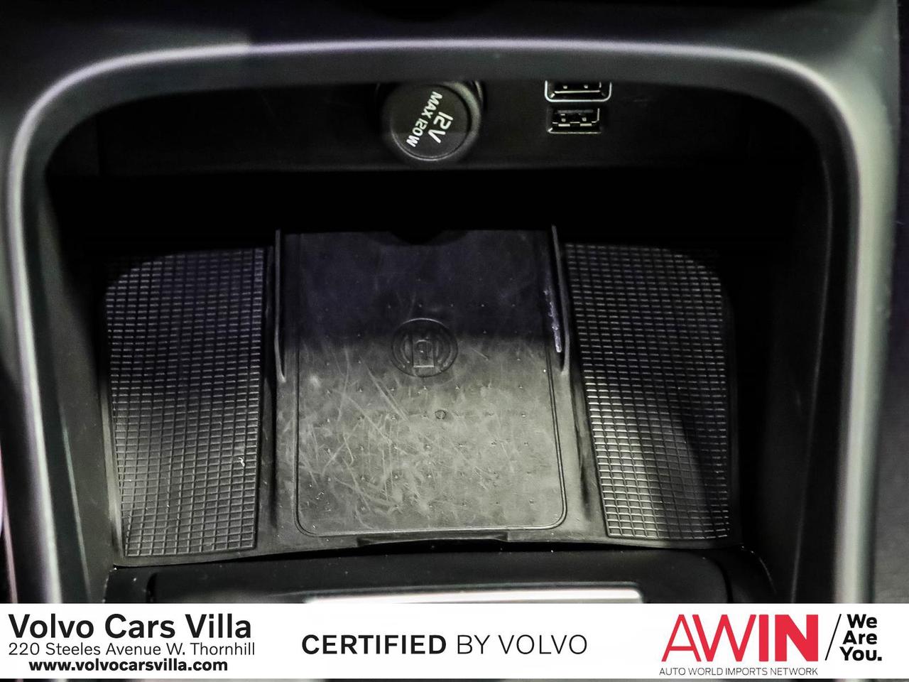 2022 Volvo XC40 T5 AWD Momentum Photo