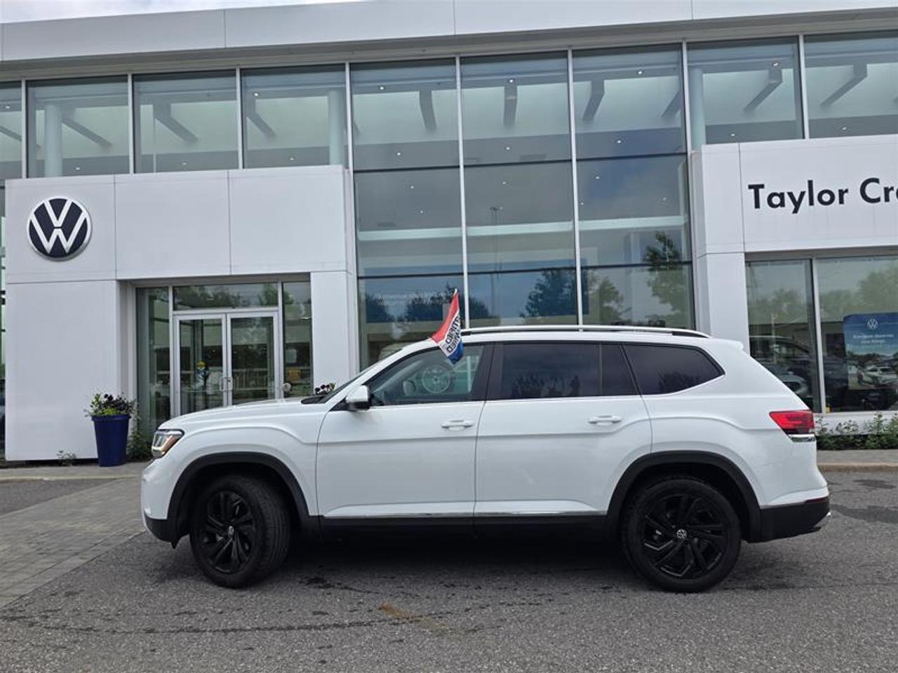 2022 Volkswagen Atlas Highline 3.6L 8sp at w/Tip 4MOTION Photo2