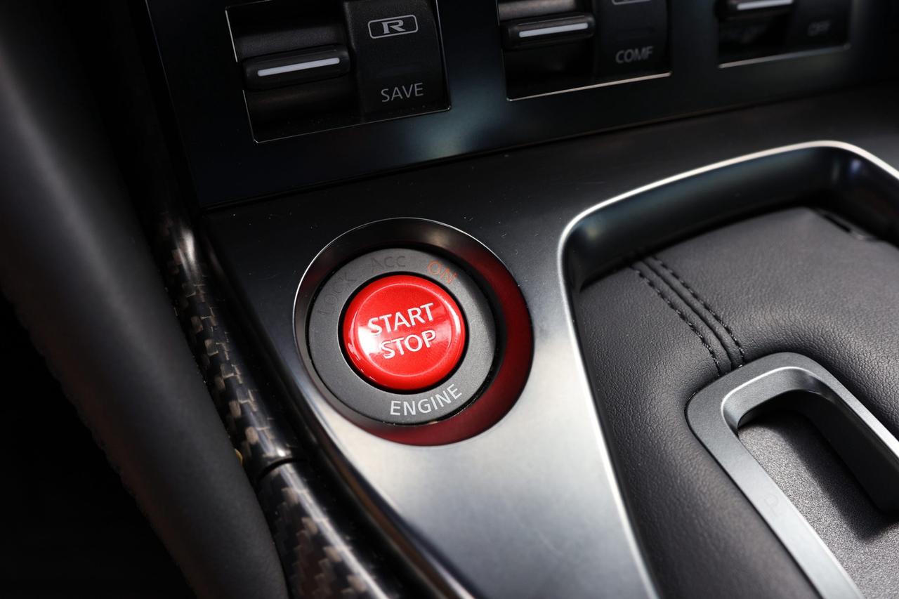 2018 Nissan GT-R PREMIUM/COUPE/NAV/LEATHER/B CAM/P SENSORS/KEYLESS/ Photo