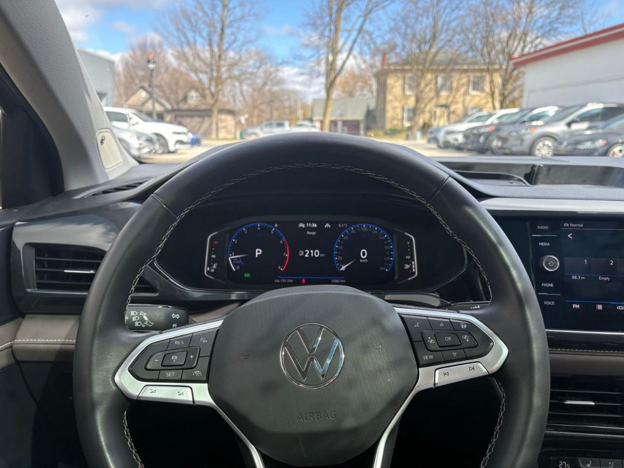 2022 Volkswagen Taos Highline 4MOTION Photo