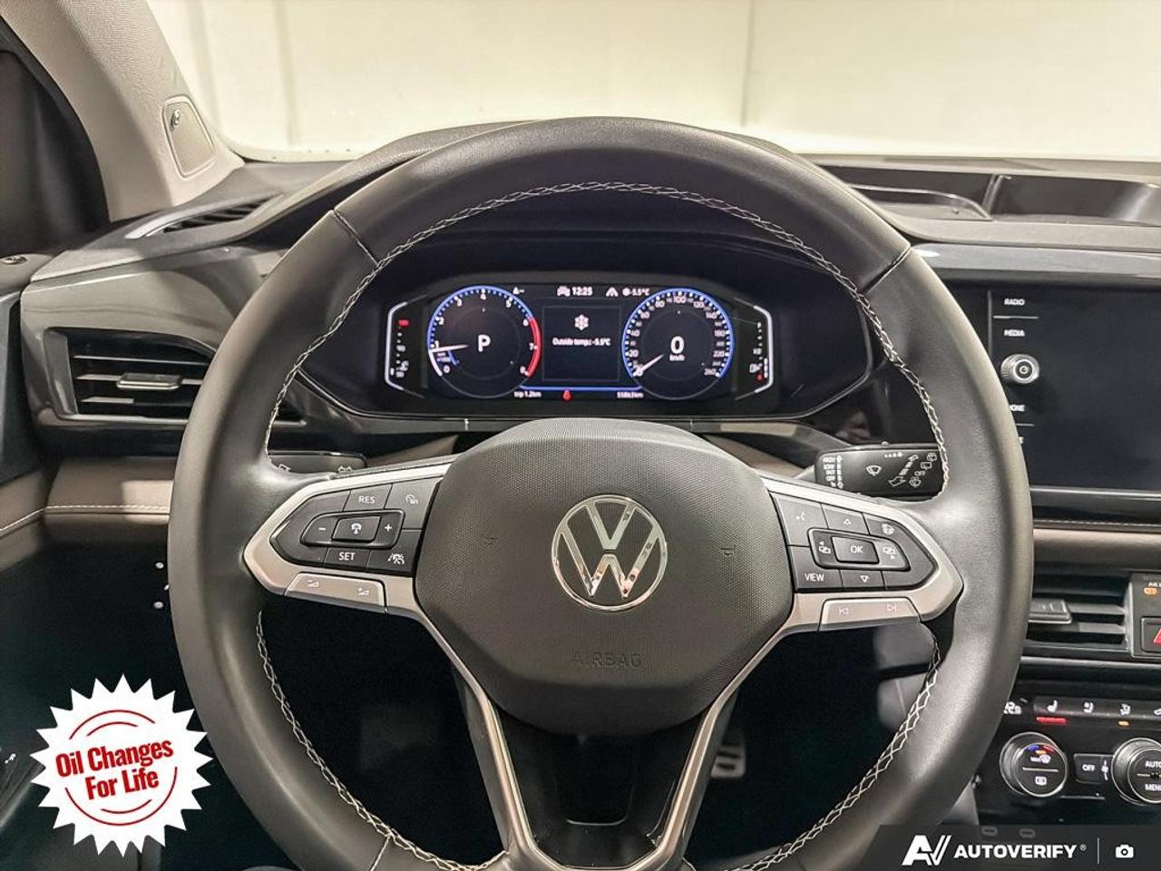 2022 Volkswagen Taos Highline 4MOTION Photo