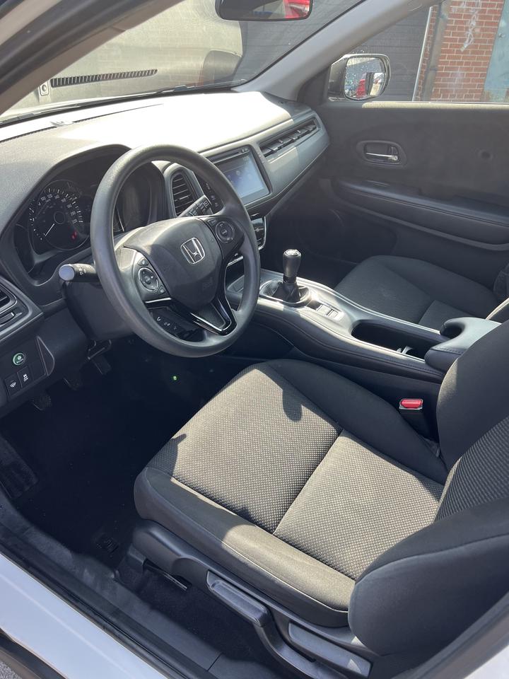 2018 Honda HR-V 6 SPEED MANUAL LX BACKUP CAMERA BLUETOOTH Photo