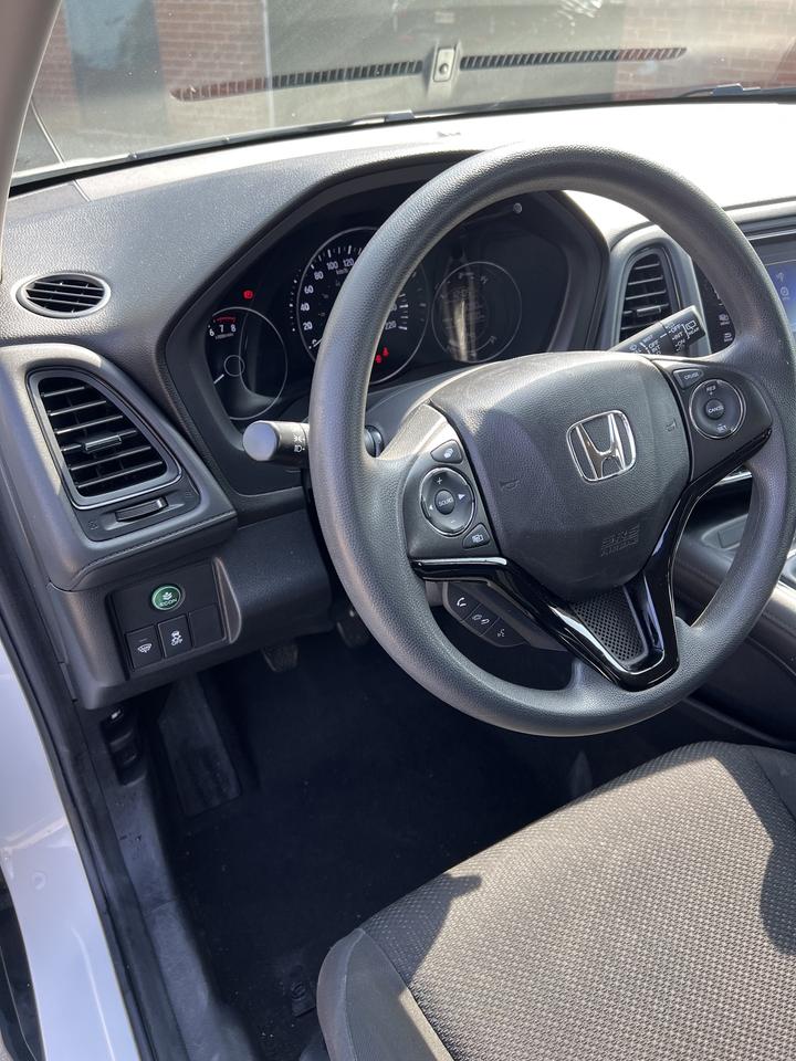 2018 Honda HR-V 6 SPEED MANUAL LX BACKUP CAMERA BLUETOOTH Photo