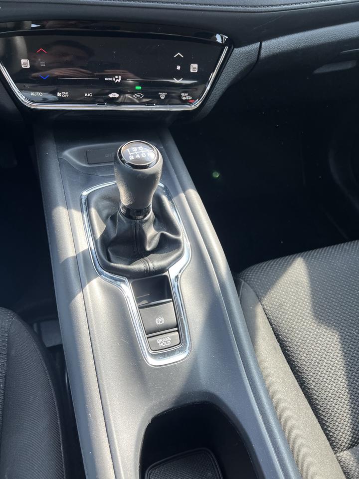 2018 Honda HR-V 6 SPEED MANUAL LX BACKUP CAMERA BLUETOOTH Photo