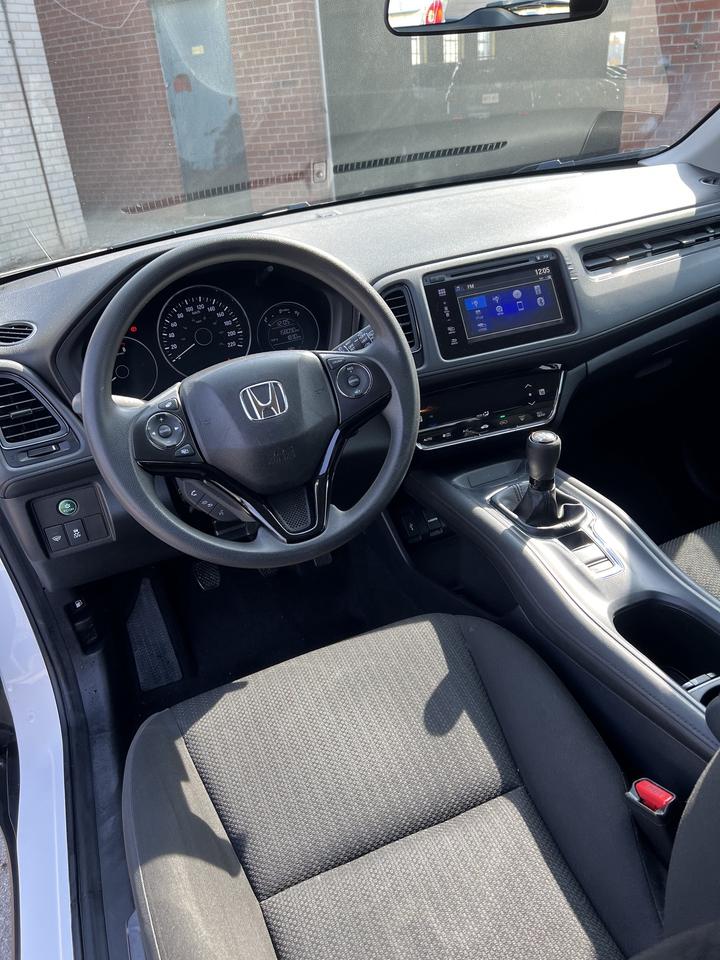 2018 Honda HR-V 6 SPEED MANUAL LX BACKUP CAMERA BLUETOOTH Photo