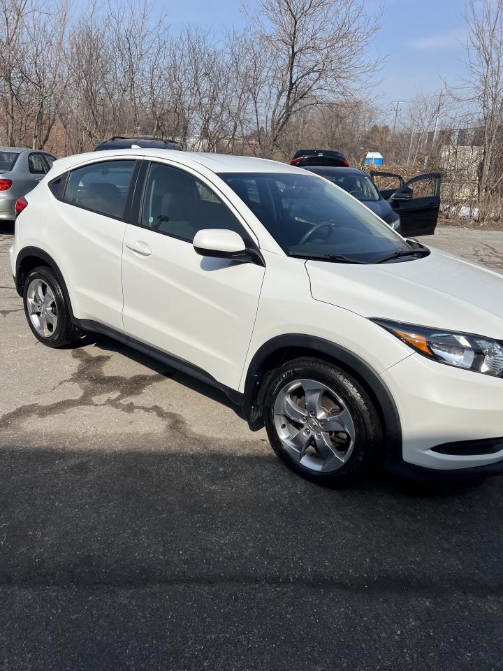 2018 Honda HR-V 6 SPEED MANUAL LX BACKUP CAMERA BLUETOOTH Photo