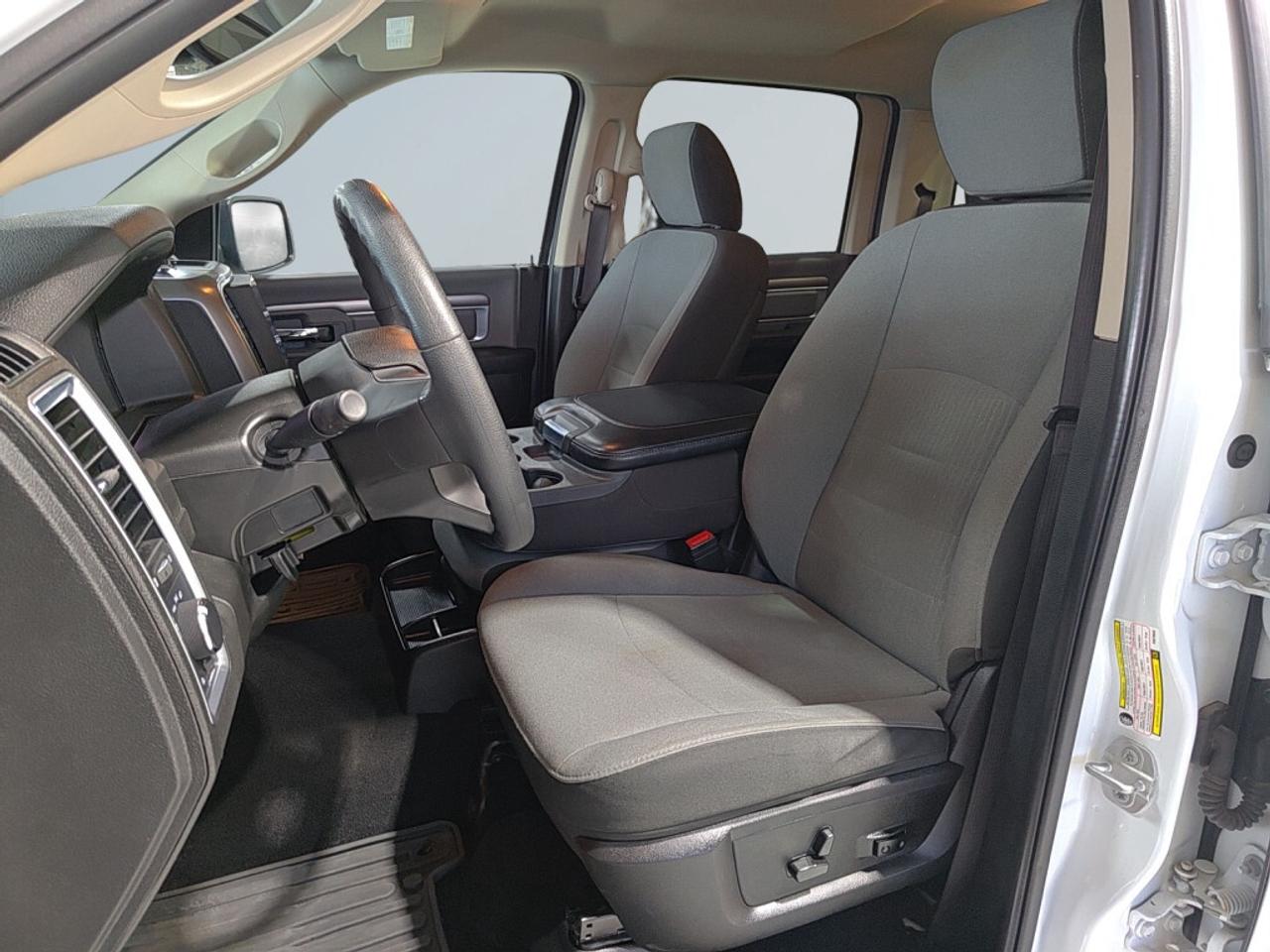 2023 RAM 1500 Classic SLT AWD Express Appearance PKG / Carplay / NAV / B Photo
