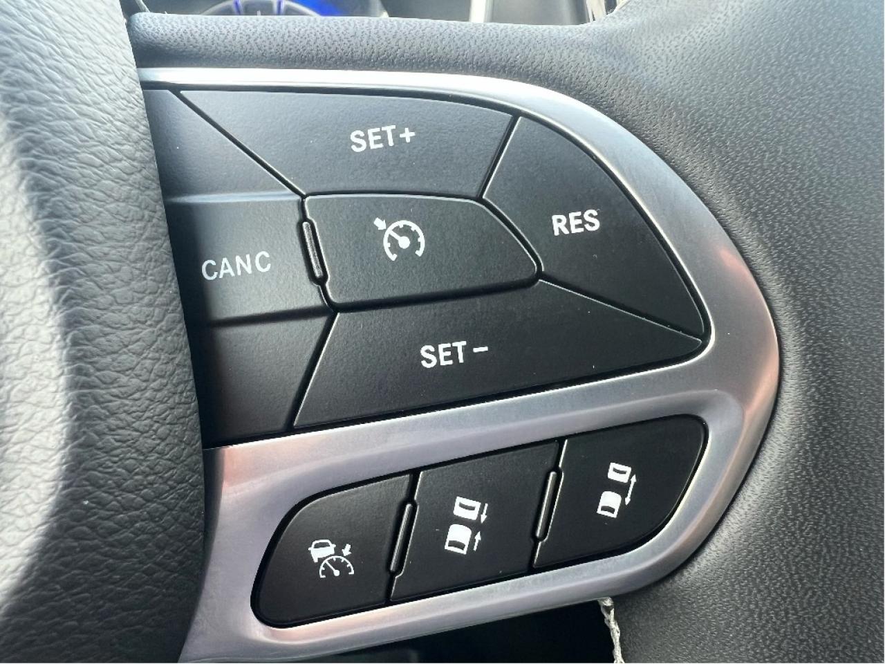 2025 Chrysler Pacifica Select 8-Pass *LTHR *DVDs *SAFETY GROUP *NAVI Photo