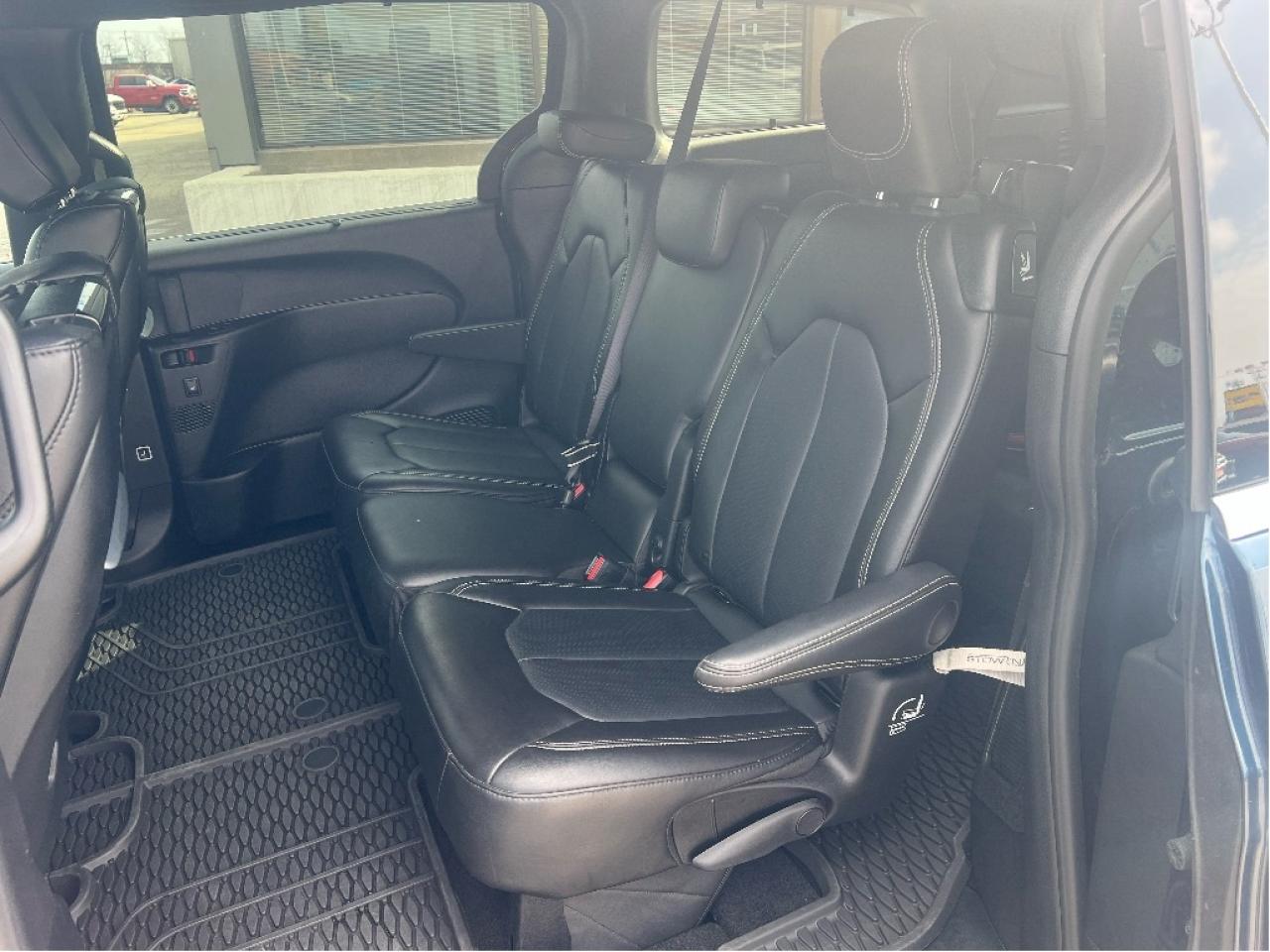 2025 Chrysler Pacifica Select 8-Pass *LTHR *DVDs *SAFETY GROUP *NAVI Photo