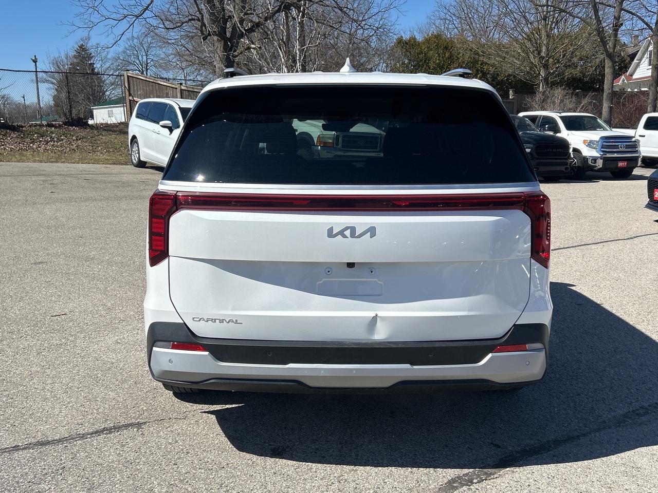 2025 Kia Carnival LX, REMOTE START, CLEAN CARFAX, 8 PASSENGER! Photo