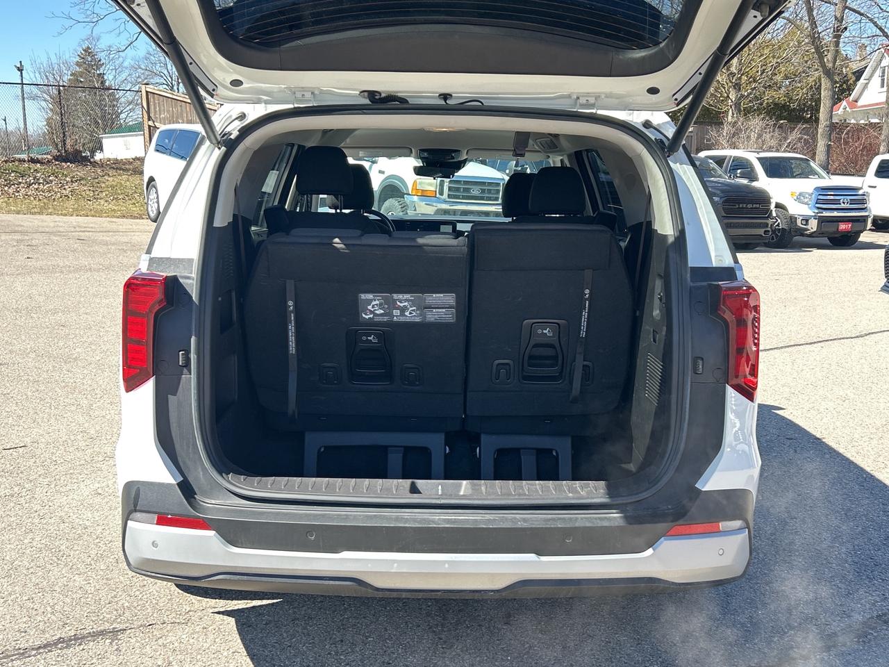 2025 Kia Carnival LX, REMOTE START, CLEAN CARFAX, 8 PASSENGER! Photo