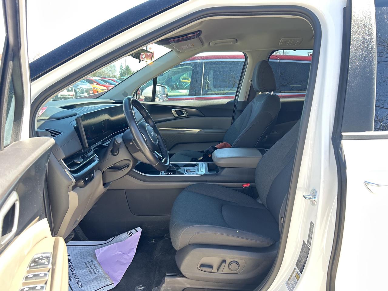 2025 Kia Carnival LX, REMOTE START, CLEAN CARFAX, 8 PASSENGER! Photo