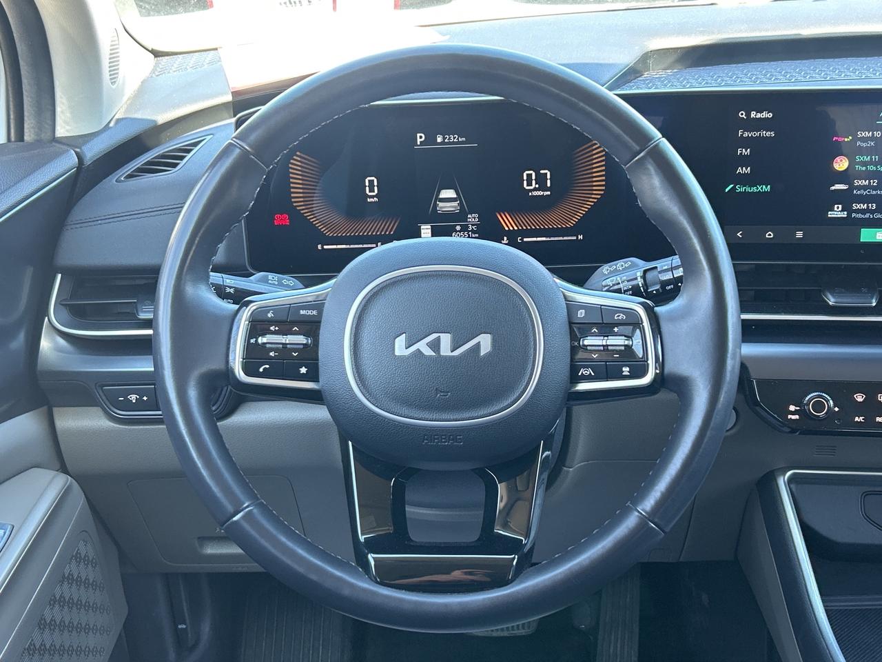 2025 Kia Carnival LX, REMOTE START, CLEAN CARFAX, 8 PASSENGER! Photo