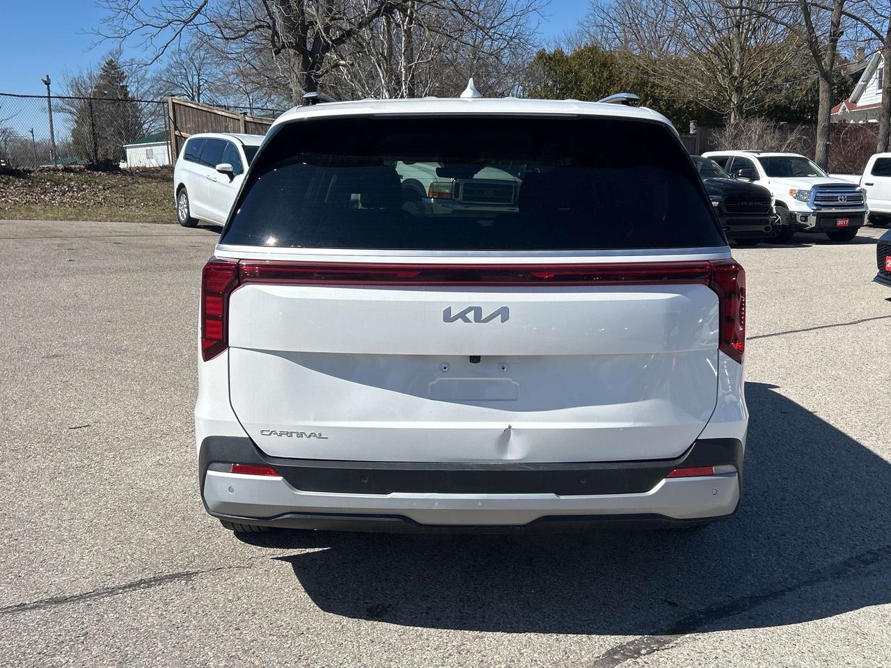 2025 Kia Carnival LX, REMOTE START, CLEAN CARFAX, 8 PASSENGER! Photo