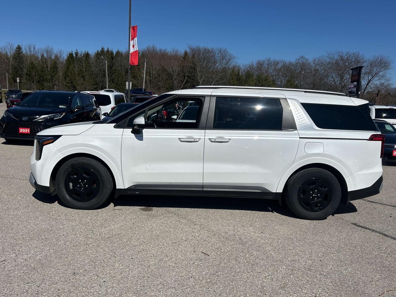 2025 Kia Carnival LX, REMOTE START, CLEAN CARFAX, 8 PASSENGER! Photo
