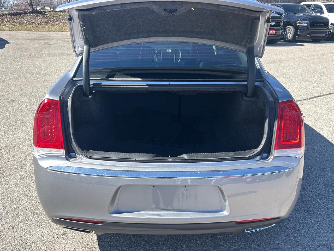 2018 Chrysler 300 TOURING, HEATED LEATHER, 3.6L, REMOTE START! Photo