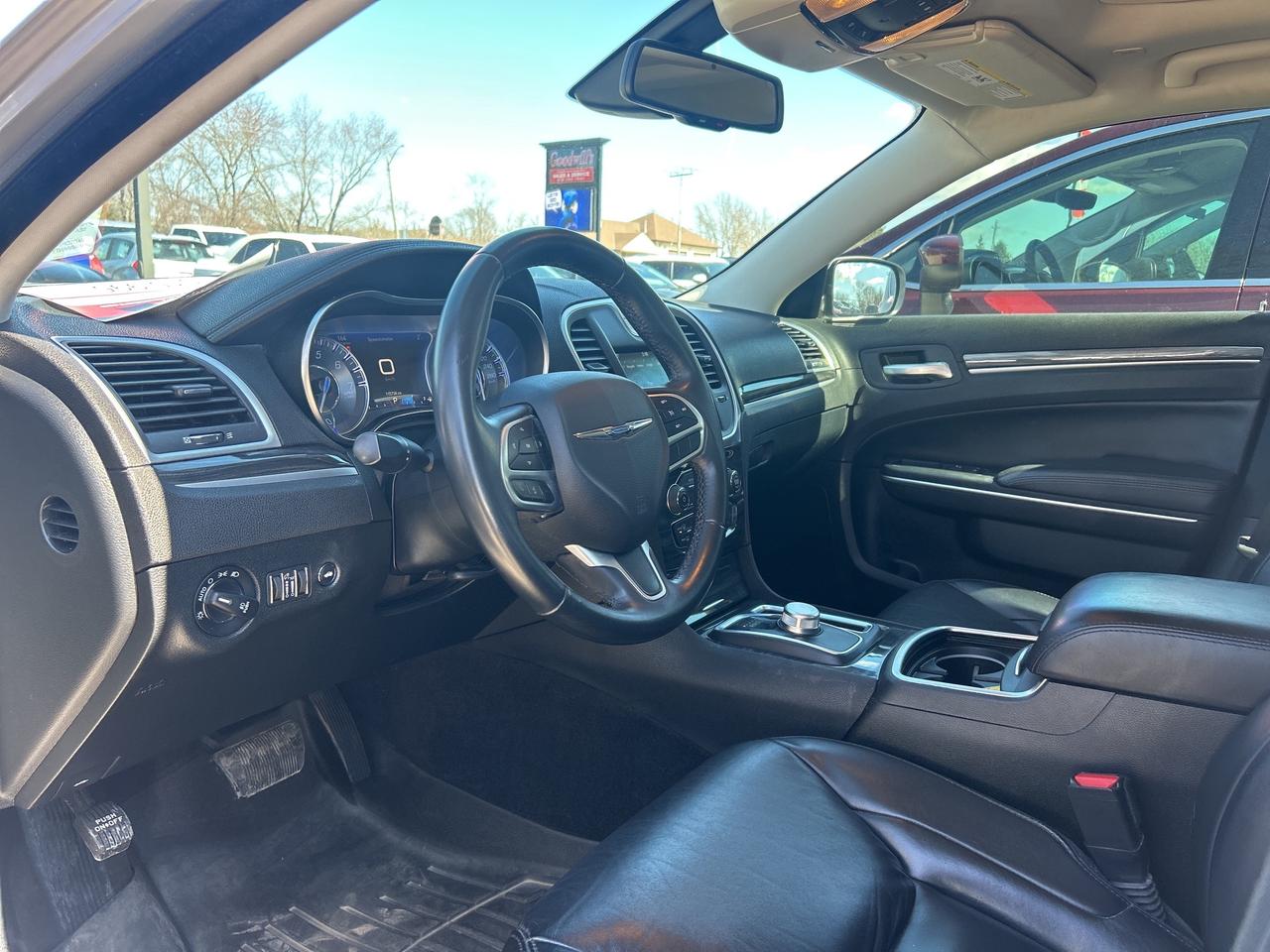 2018 Chrysler 300 TOURING, HEATED LEATHER, 3.6L, REMOTE START! Photo