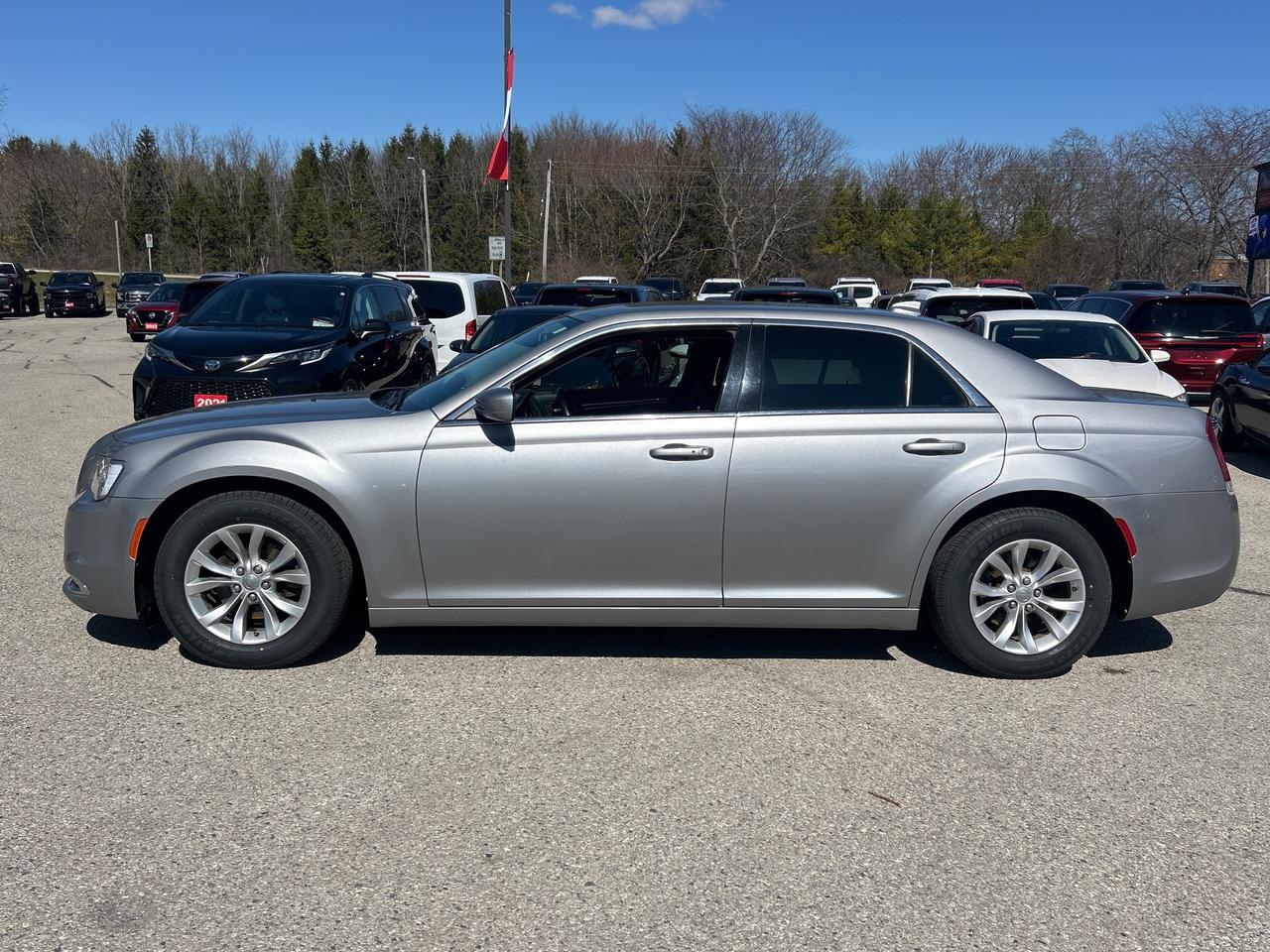 2018 Chrysler 300 TOURING, HEATED LEATHER, 3.6L, REMOTE START! Photo