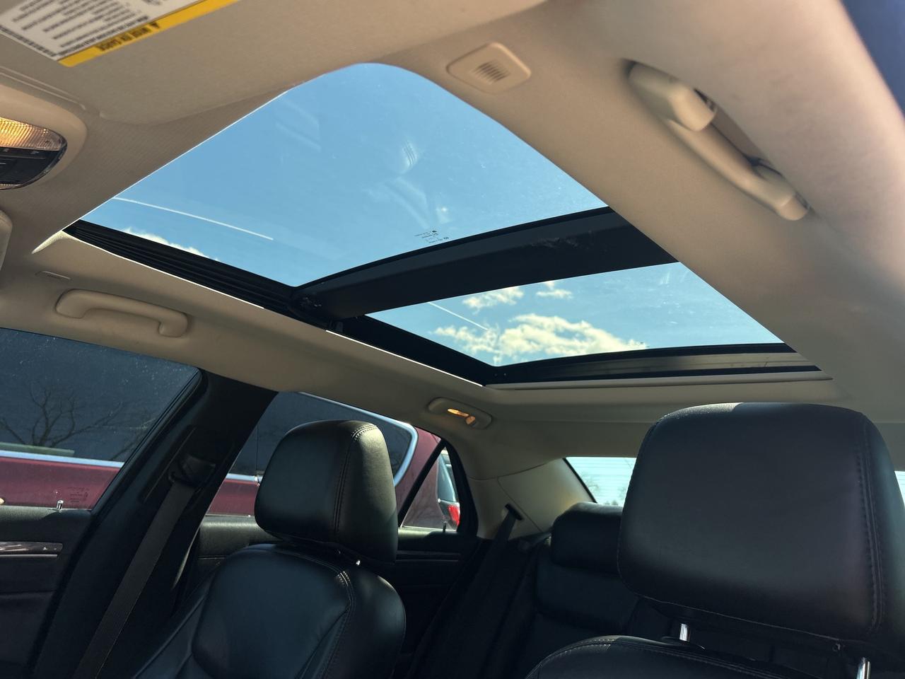 2018 Chrysler 300 TOURING, HEATED LEATHER, 3.6L, REMOTE START! Photo