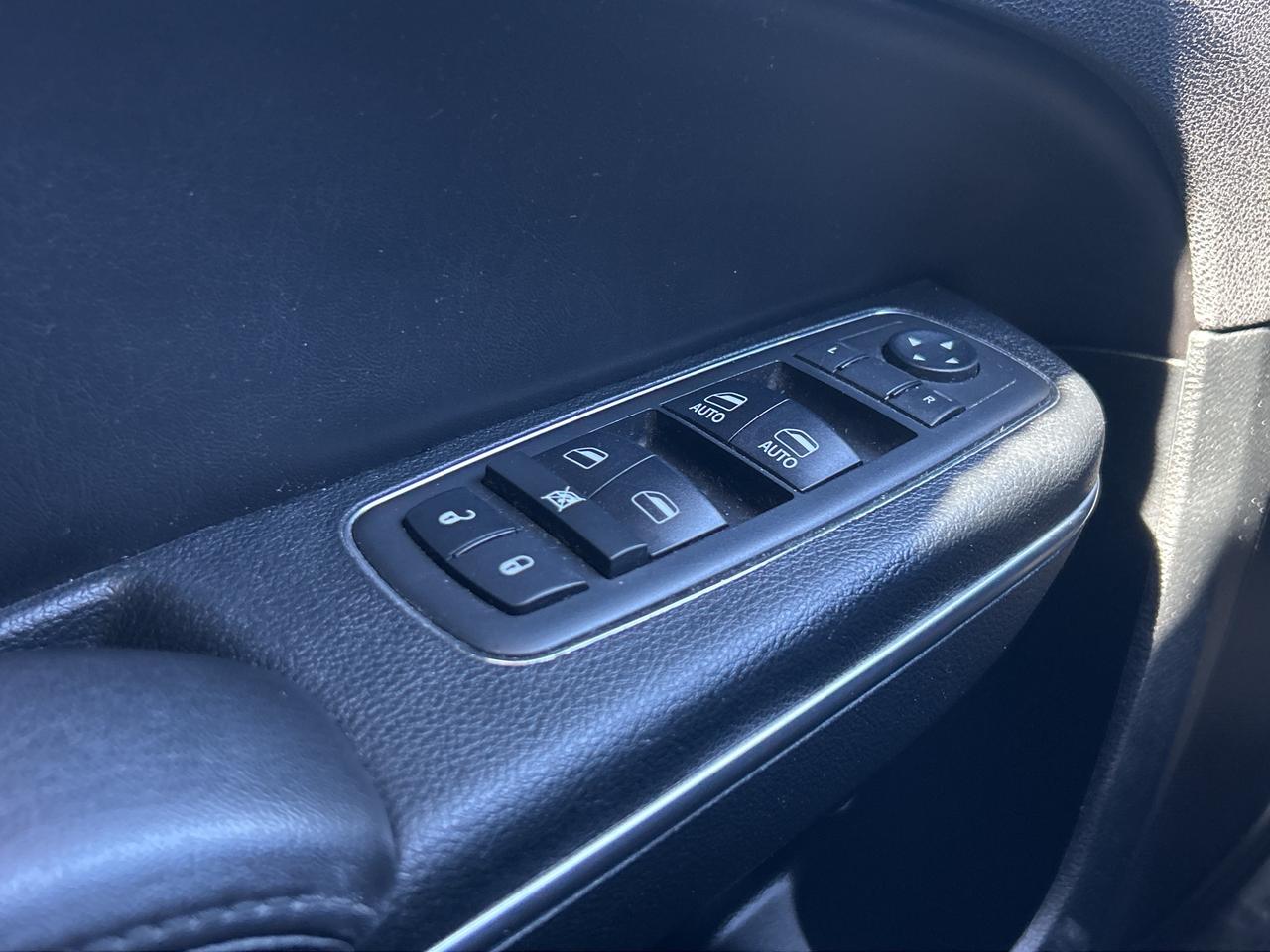 2018 Chrysler 300 TOURING, HEATED LEATHER, 3.6L, REMOTE START! Photo