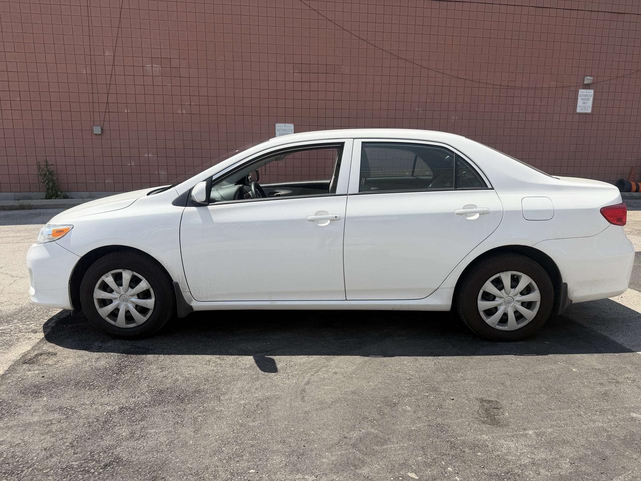 2012 Toyota Corolla 4dr Auto CE/ YES ONLY 67180 KMS !! COMES CERTIFIED Photo1