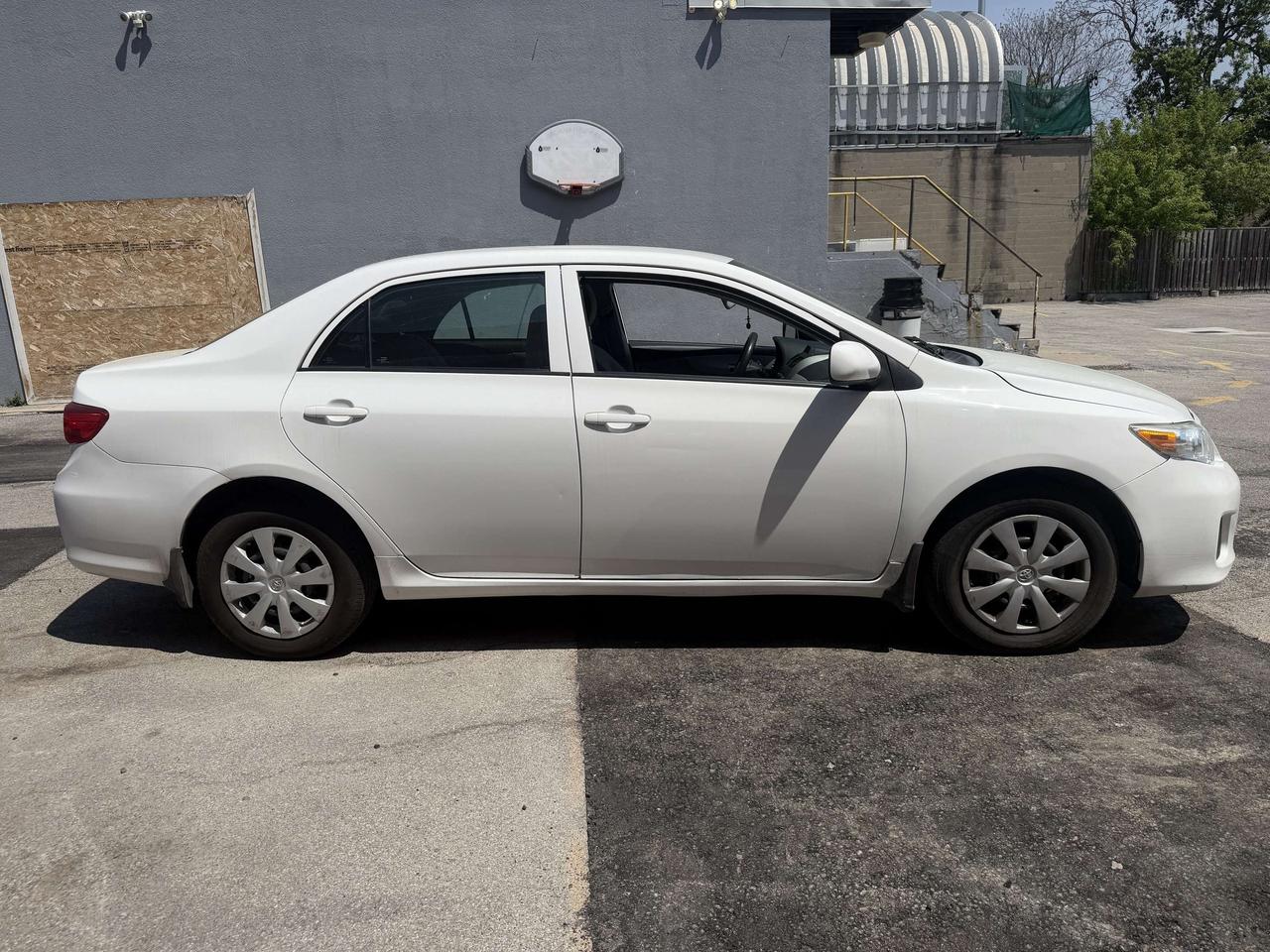 2012 Toyota Corolla 4dr Auto CE/ YES ONLY 67180 KMS !! COMES CERTIFIED Photo