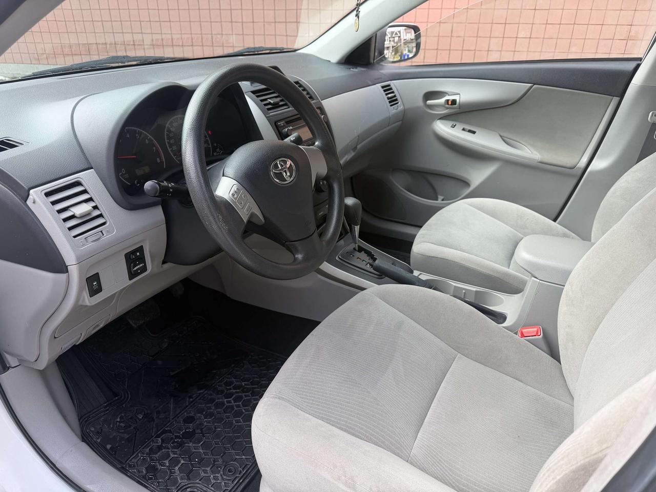 2012 Toyota Corolla 4dr Auto CE/ YES ONLY 67180 KMS !! COMES CERTIFIED Photo