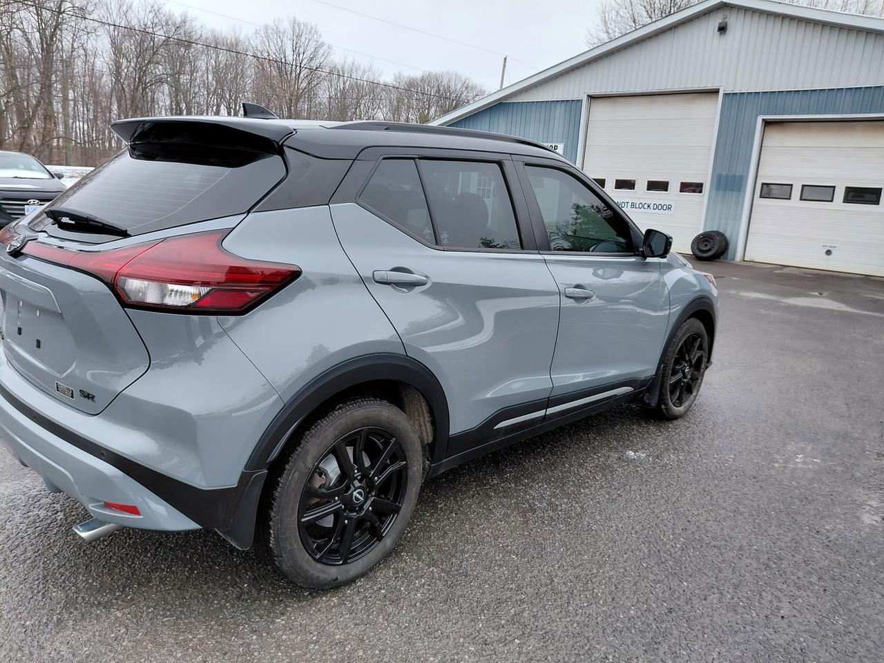 2022 Nissan Kicks SR Photo3