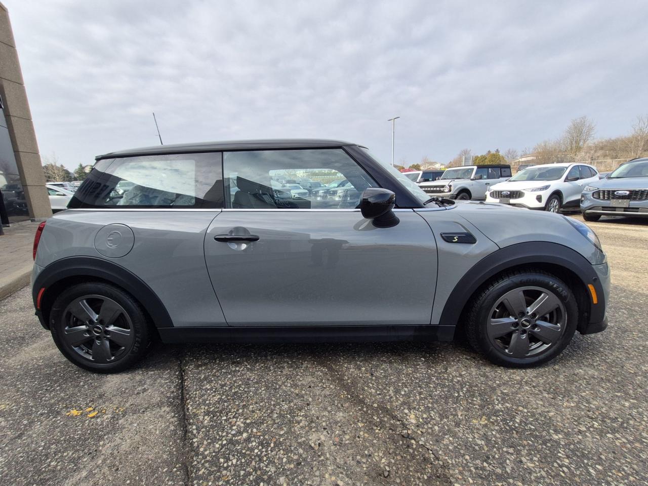 2022 MINI Cooper PREMIER TRIM, ELECTRIC, LOCAL TRADE,LEATHER, ROOF! Photo