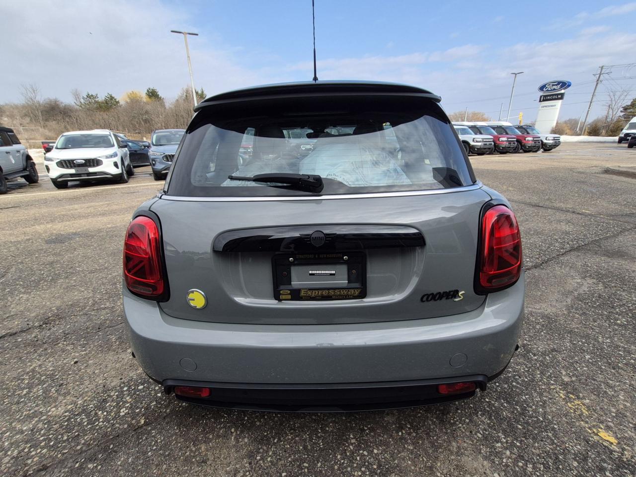 2022 MINI Cooper PREMIER TRIM, ELECTRIC, LOCAL TRADE,LEATHER, ROOF! Photo