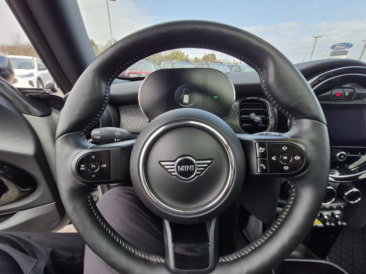 2022 MINI Cooper PREMIER TRIM, ELECTRIC, LOCAL TRADE,LEATHER, ROOF! Photo