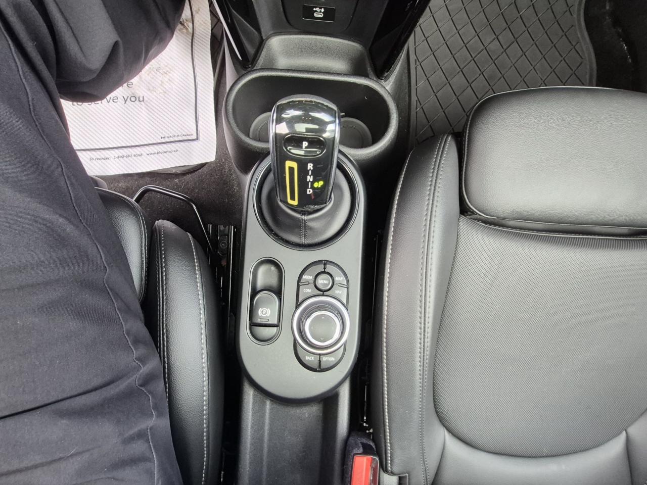 2022 MINI Cooper PREMIER TRIM, ELECTRIC, LOCAL TRADE,LEATHER, ROOF! Photo