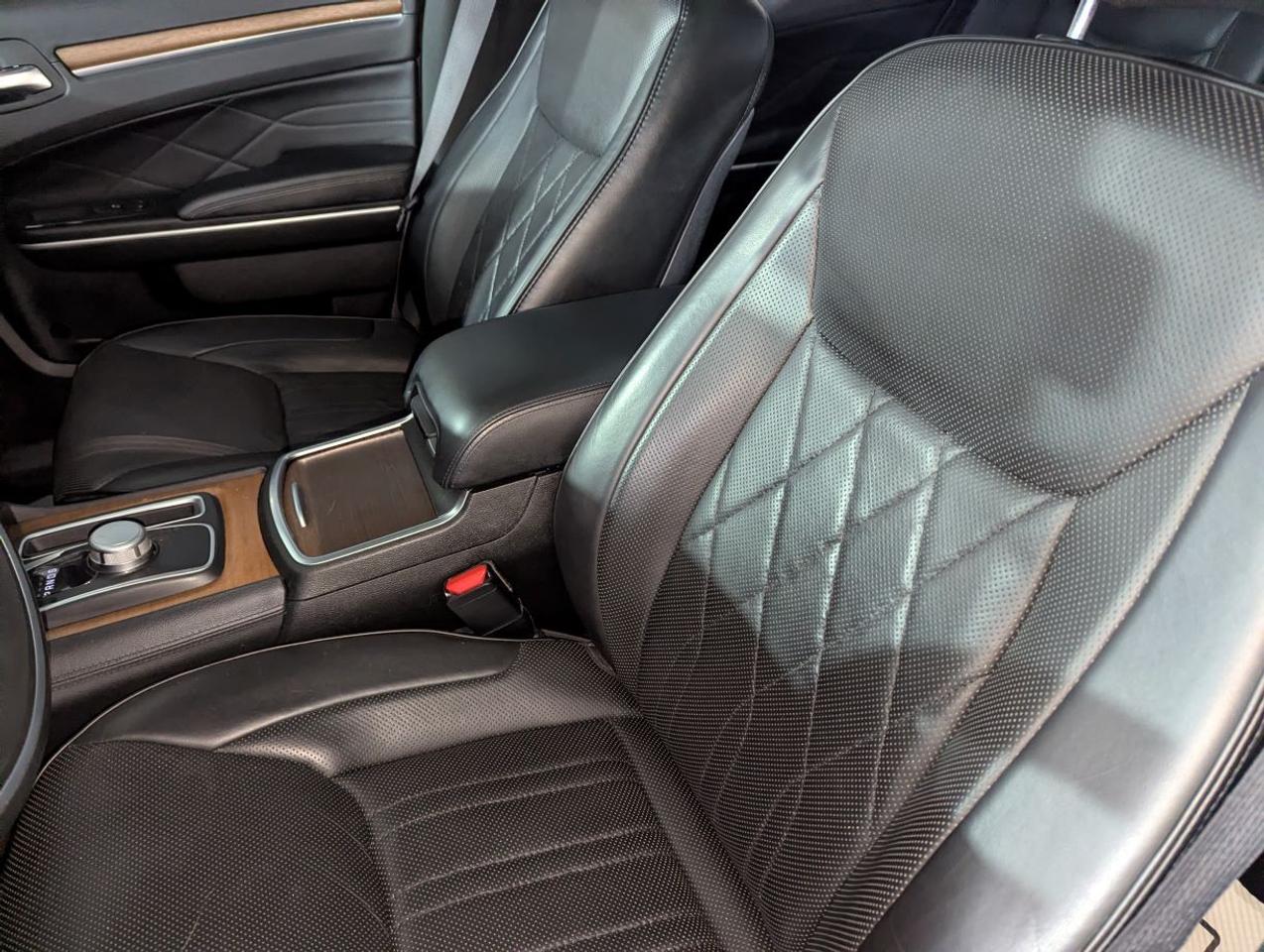 2019 Chrysler 300 300C PLATINUM EDITION WITH LEATHER/SUNROOF!! Photo
