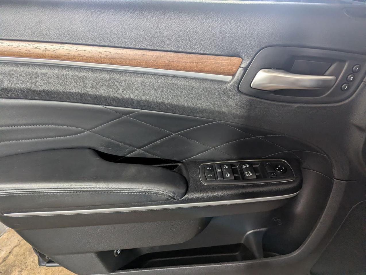 2019 Chrysler 300 300C PLATINUM EDITION WITH LEATHER/SUNROOF!! Photo