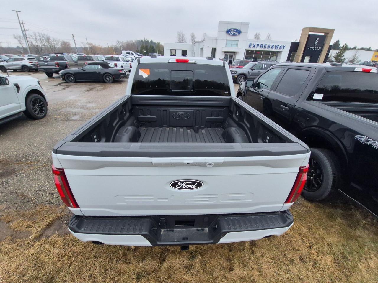 2026 Ford F-150 LARIAT, HEADS UP DISPLAY, MOONROOF, BLACK PKG Photo4