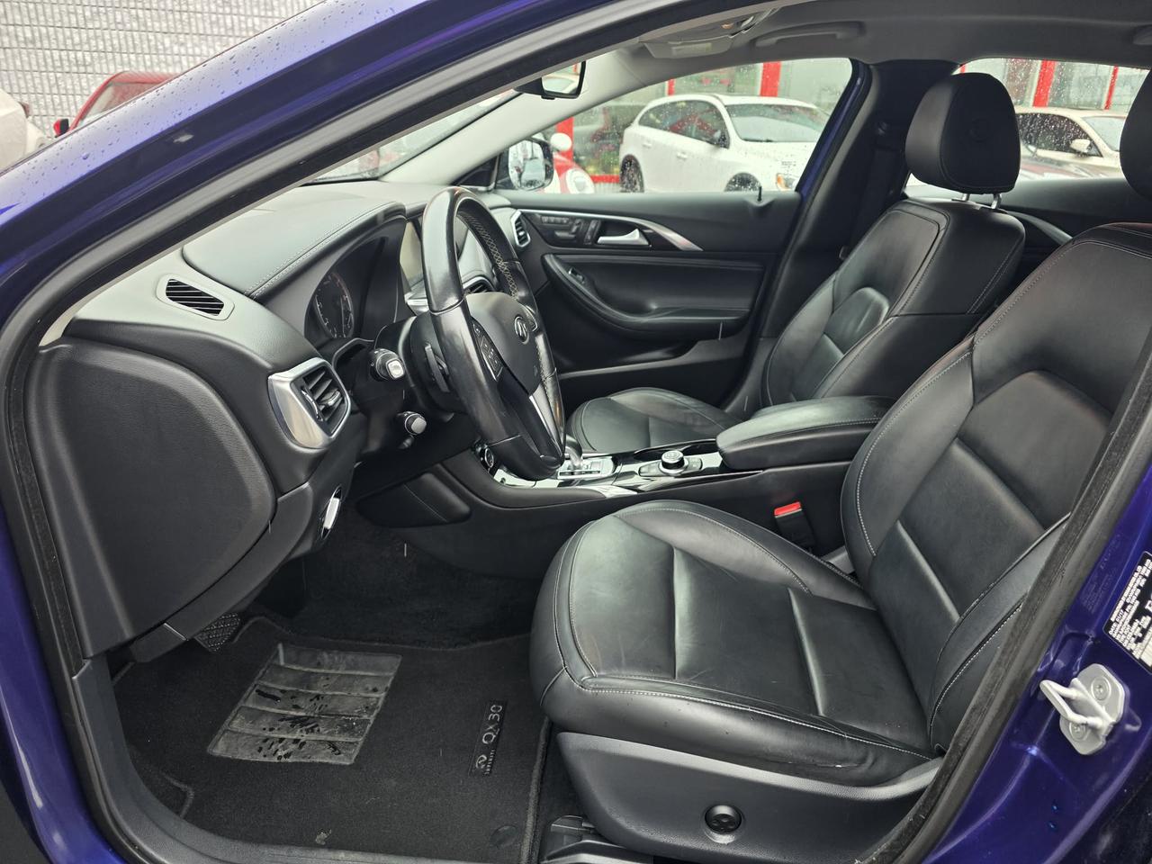 2017 Infiniti QX30 AWD Photo