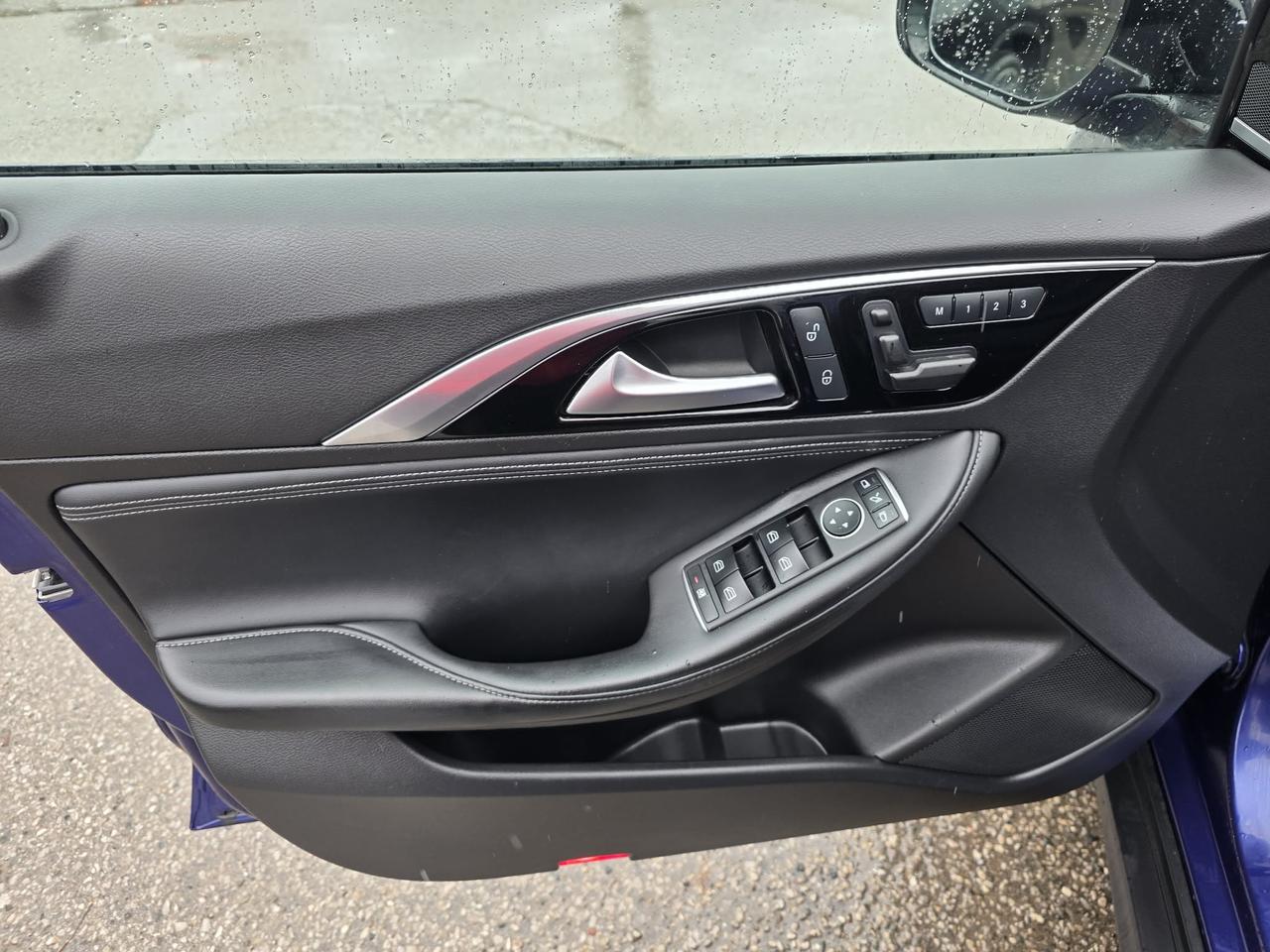 2017 Infiniti QX30 AWD Photo