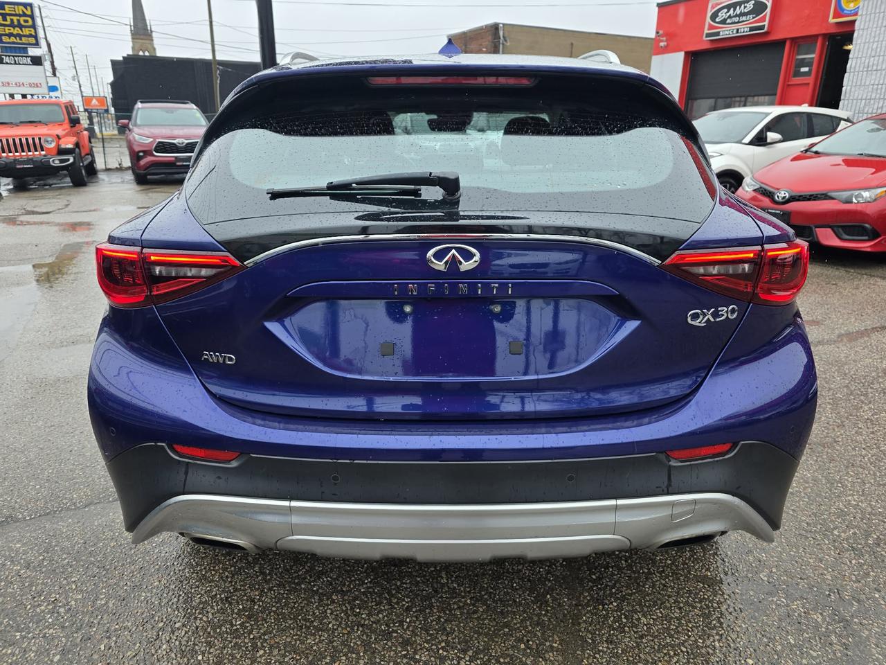 2017 Infiniti QX30 AWD Photo