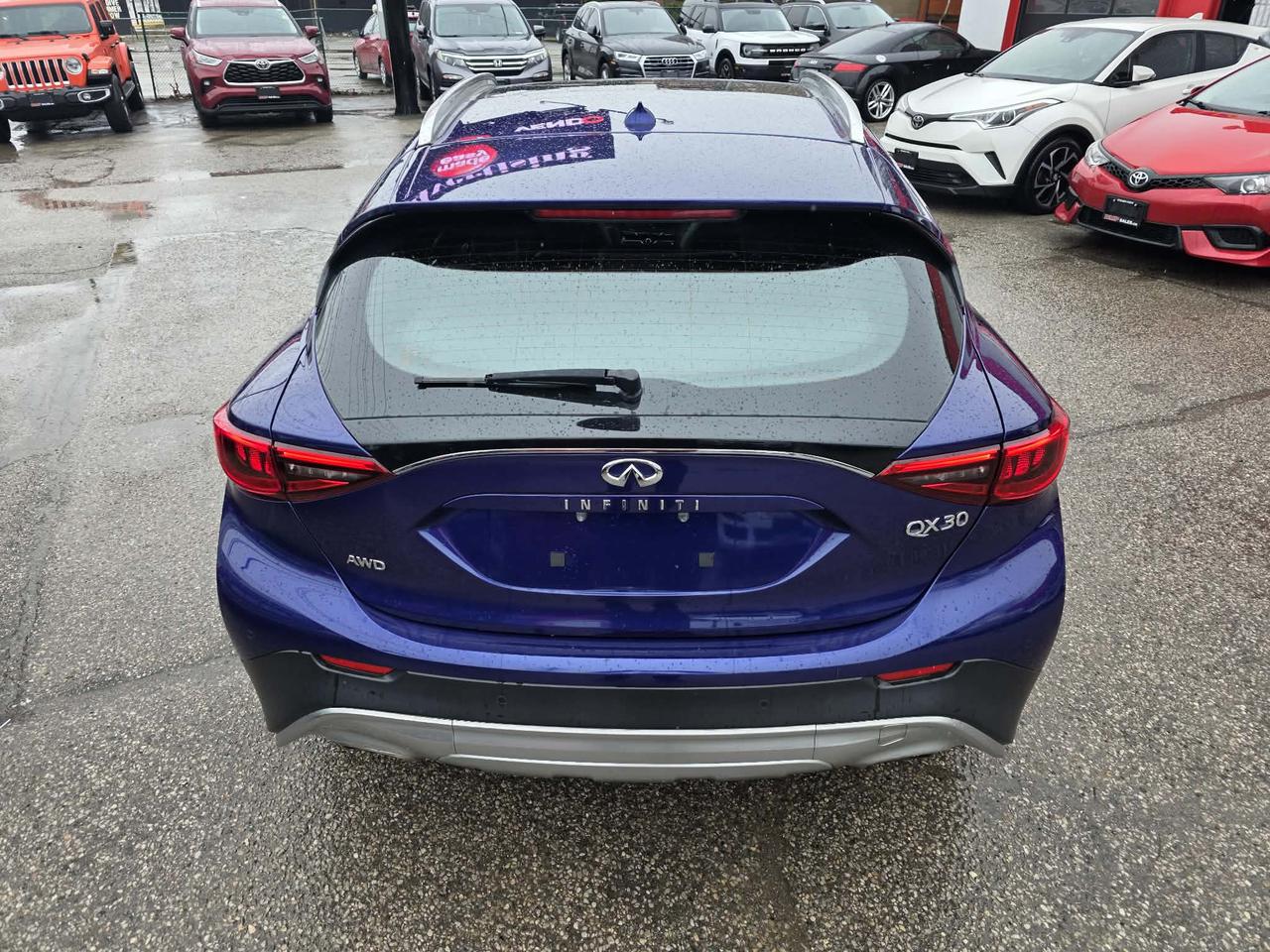 2017 Infiniti QX30 AWD Photo