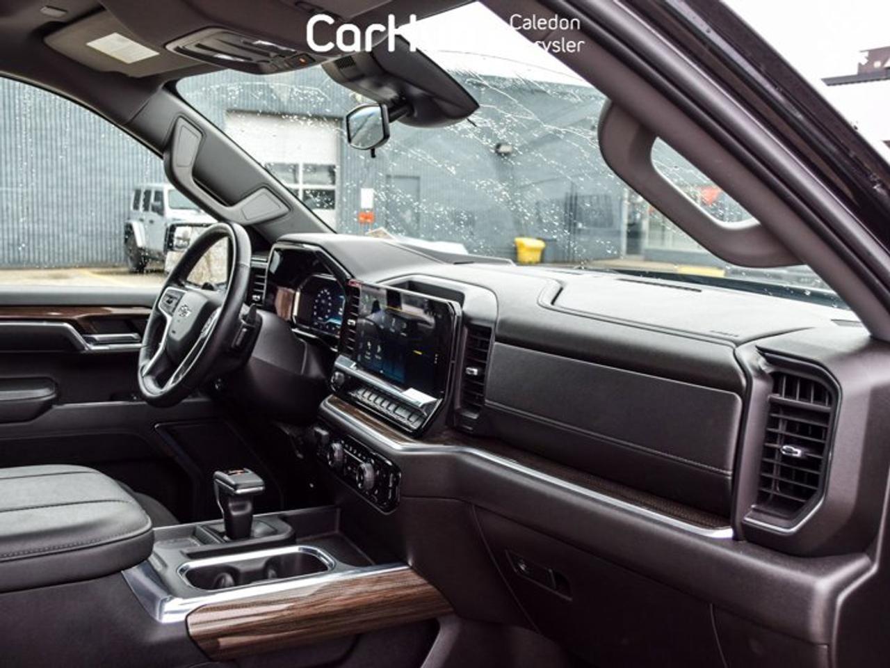 2024 Chevrolet Silverado 1500 RST 4WD Crew Cab 147" 5.3L 5 passengers with captain chair Photo