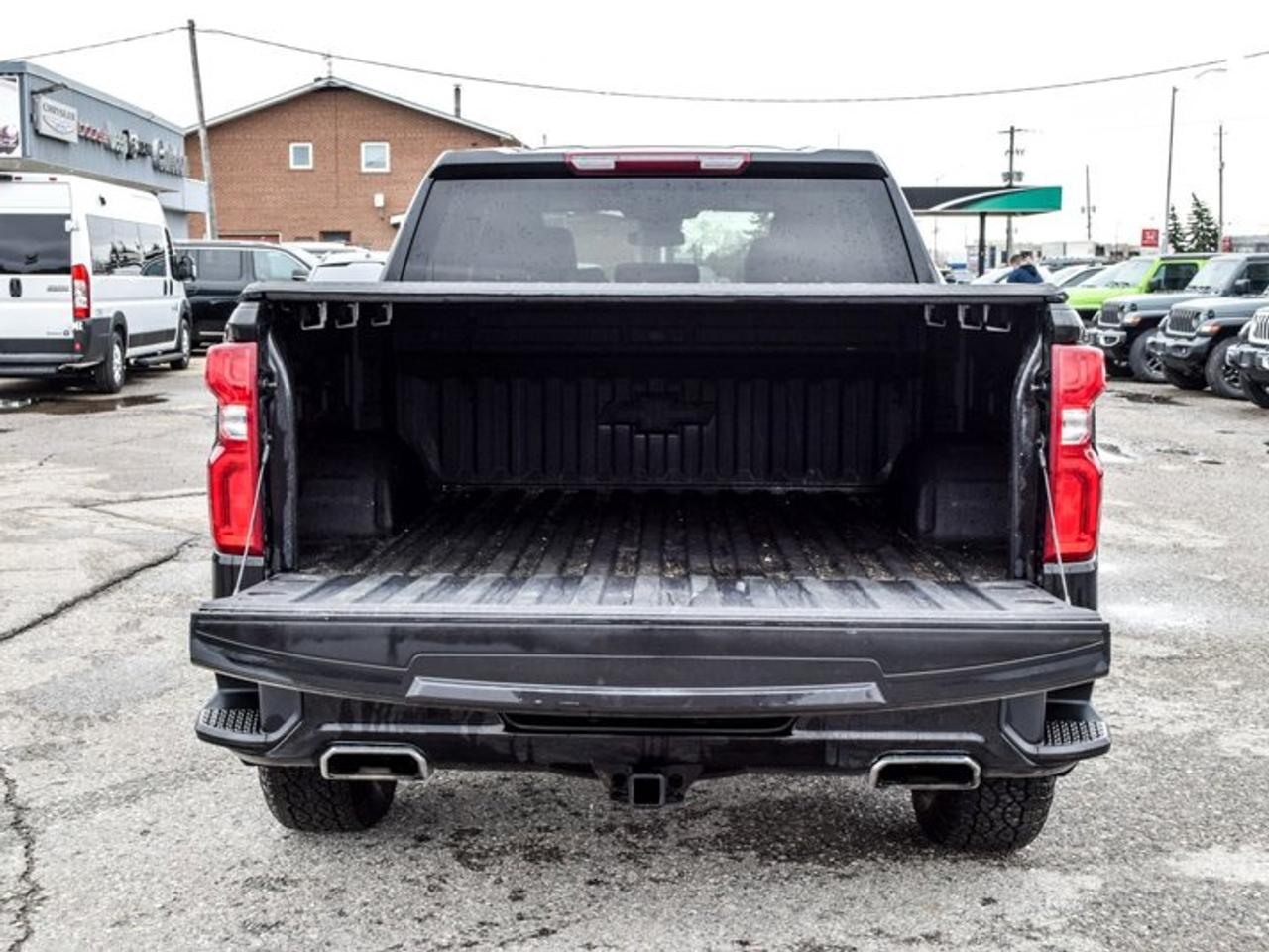 2024 Chevrolet Silverado 1500 RST 4WD Crew Cab 147" 5.3L 5 passengers with captain chair Photo