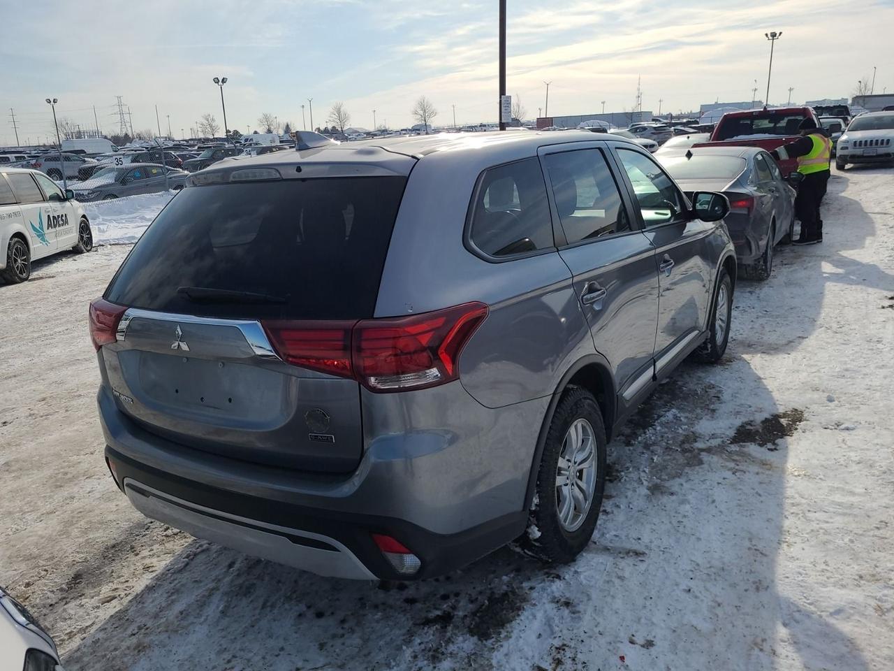 2020 Mitsubishi Outlander ES Photo