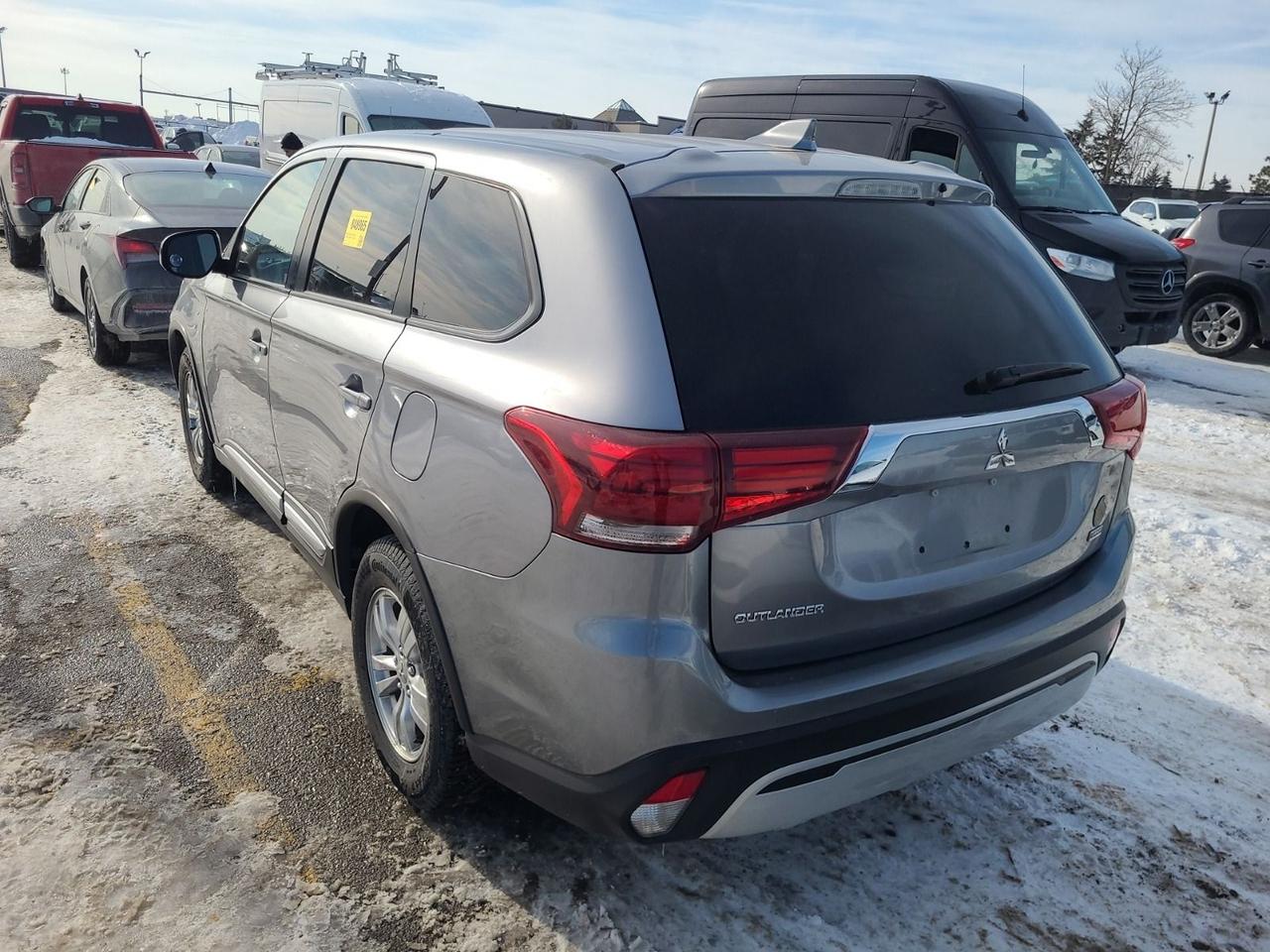 2020 Mitsubishi Outlander ES Photo