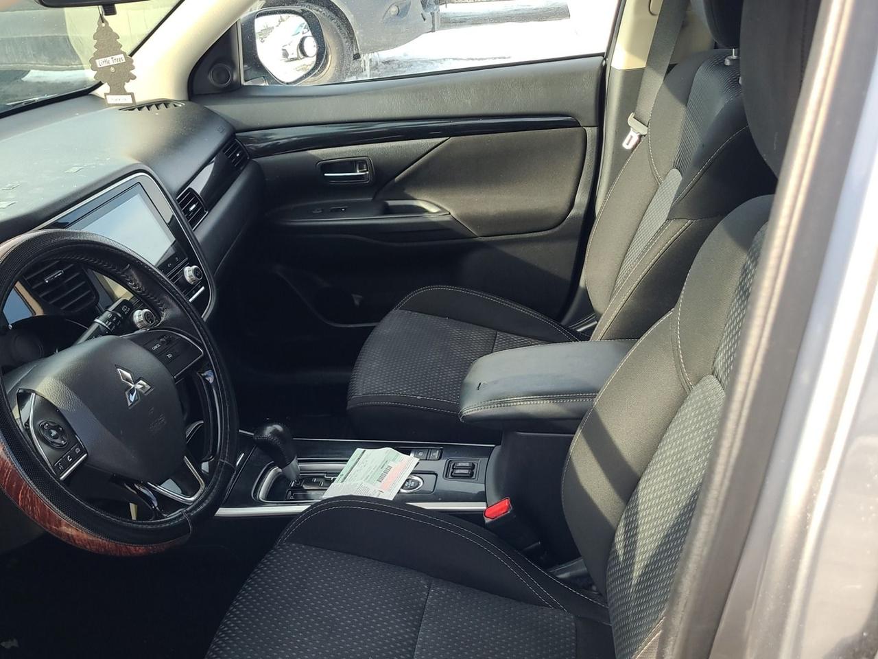 2020 Mitsubishi Outlander ES Photo