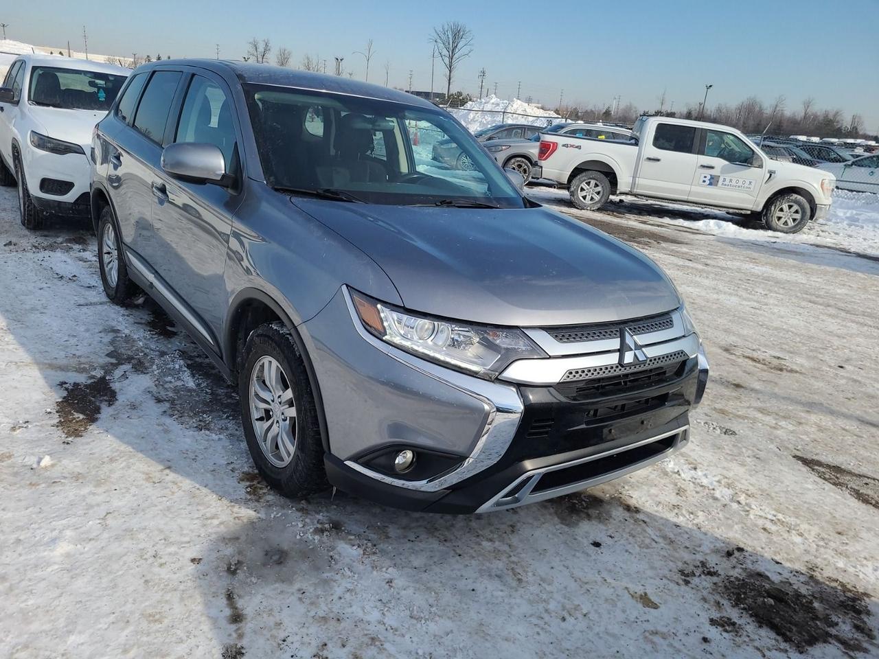 2020 Mitsubishi Outlander ES Photo