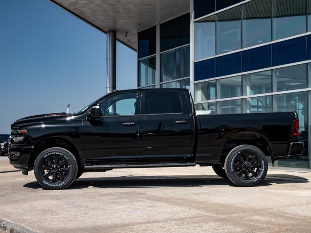 2026 RAM 2500 Black Express Photo4
