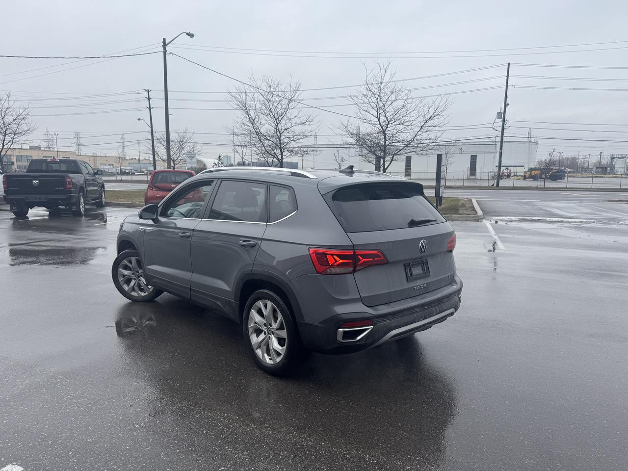 2022 Volkswagen Taos COMFORTLINE AWD LEATHER PAN/ROOF CARPLAY B/SPOT CA Photo4