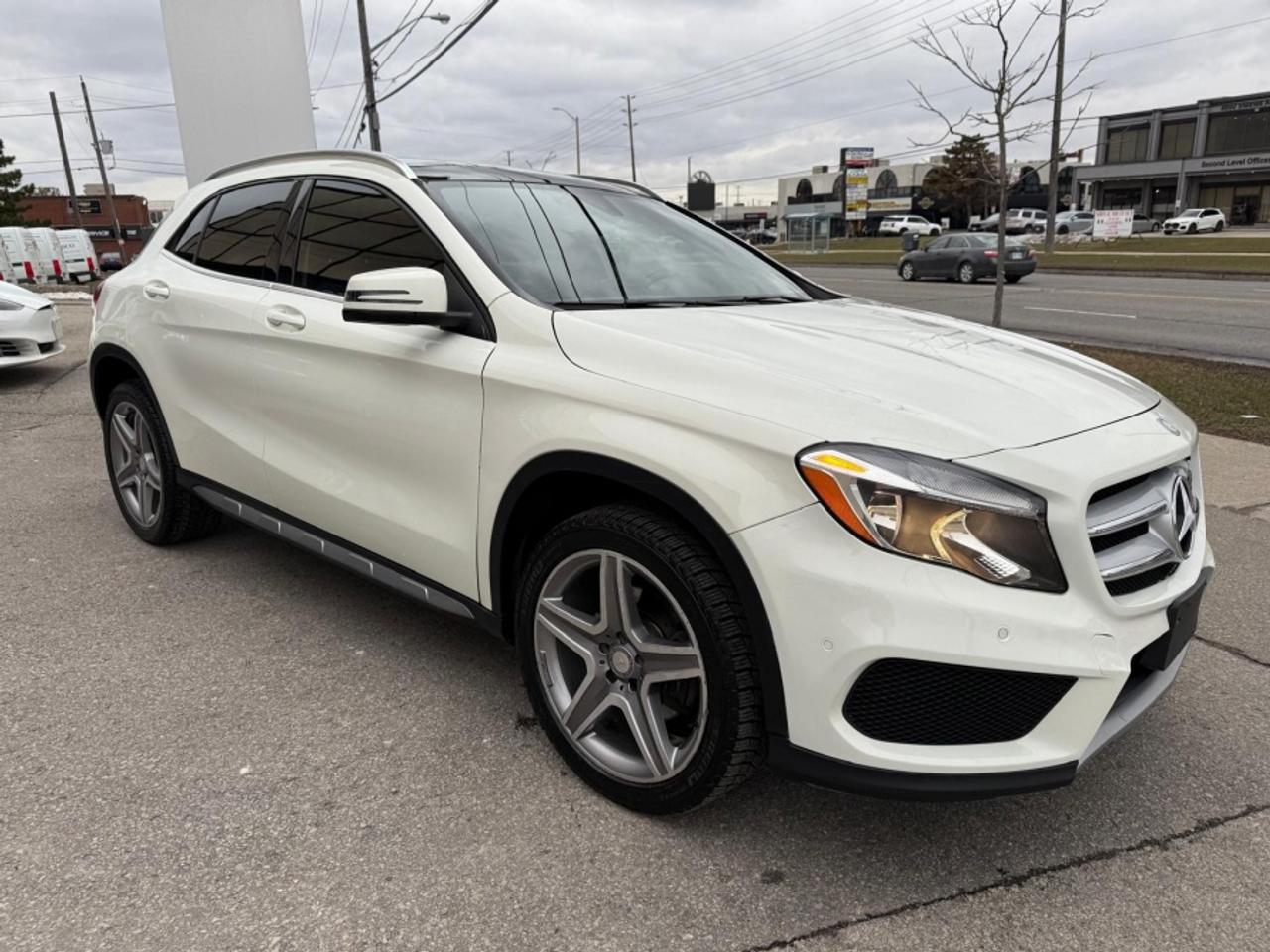 2017 Mercedes-Benz GLA GLA 250 4MATIC * AMG * NAVIAGTION * PANO SUNROOF - Photo #3